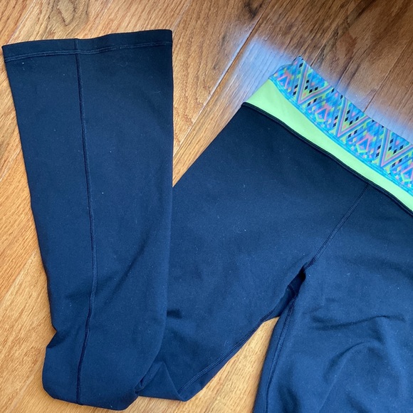 Girl's Ivivva Black HR Flared Groove Pants *Reversible - Picture 3 of 10